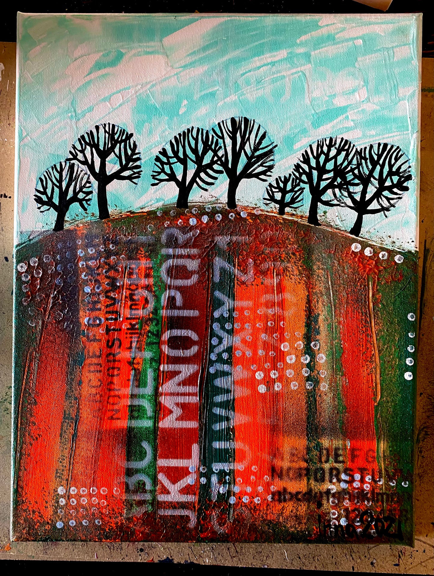 Черные деревья на красном поле. Абстракция