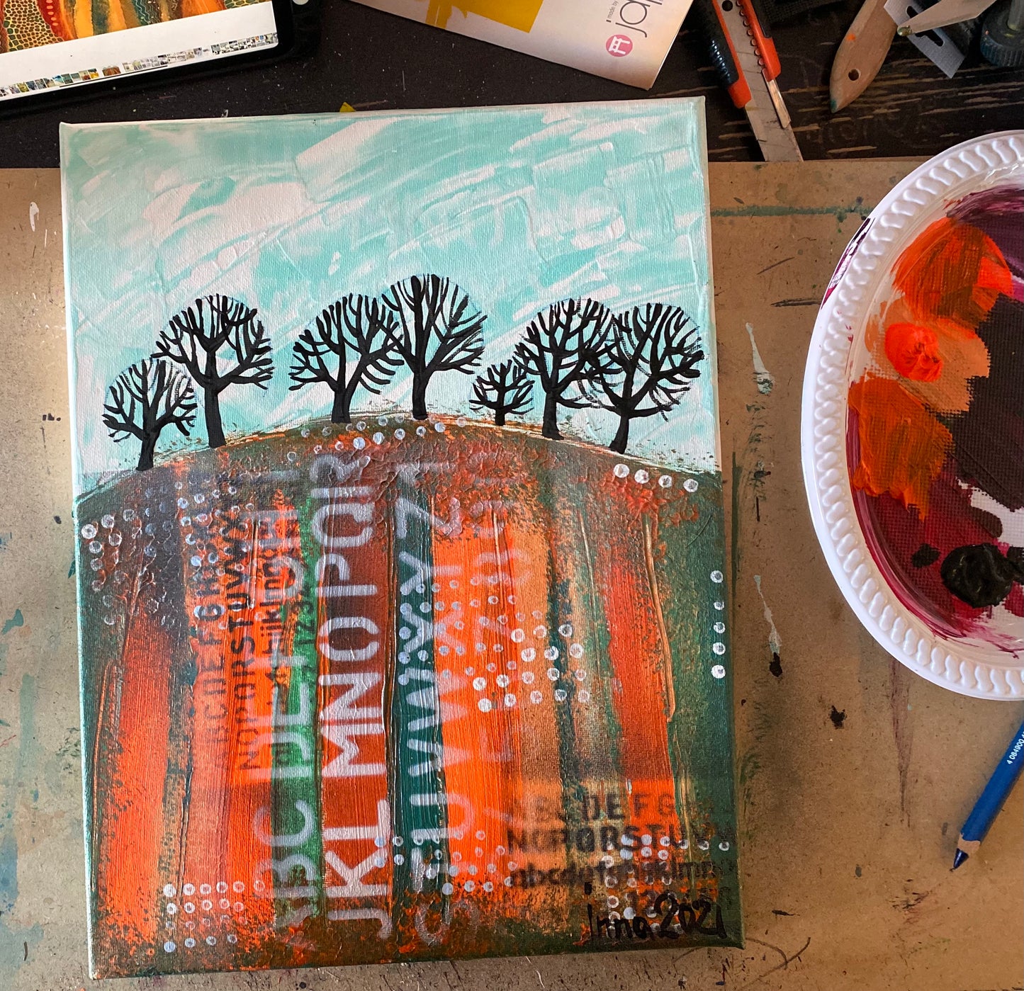 Черные деревья на красном поле. Абстракция