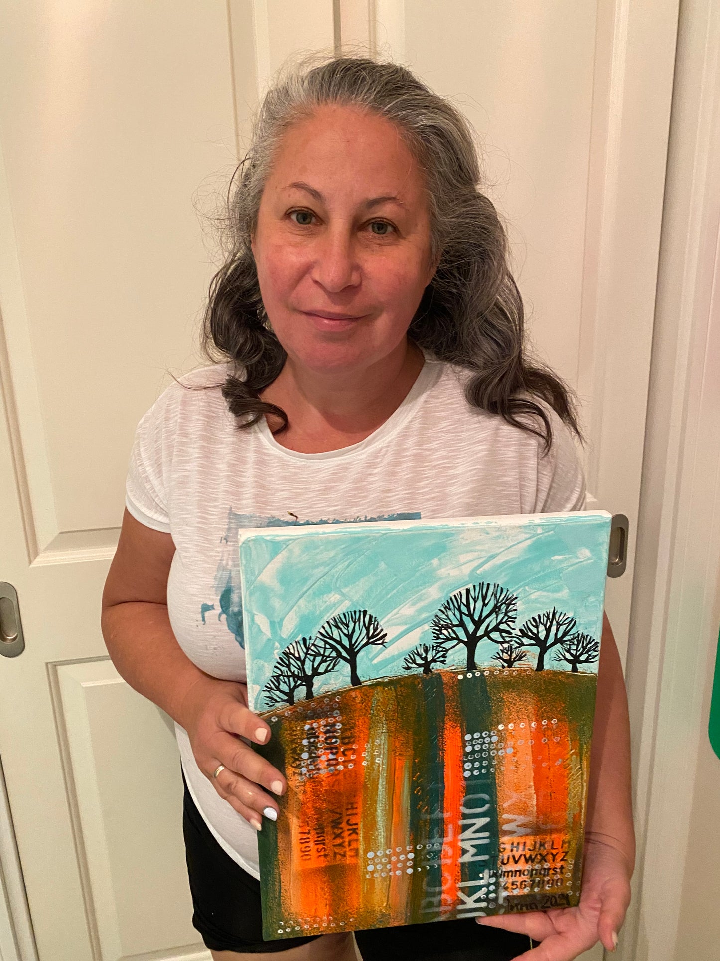 Черные деревья на красном поле. Абстракция