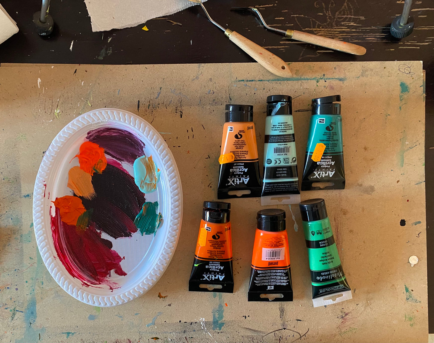 Черные деревья на красном поле. Абстракция