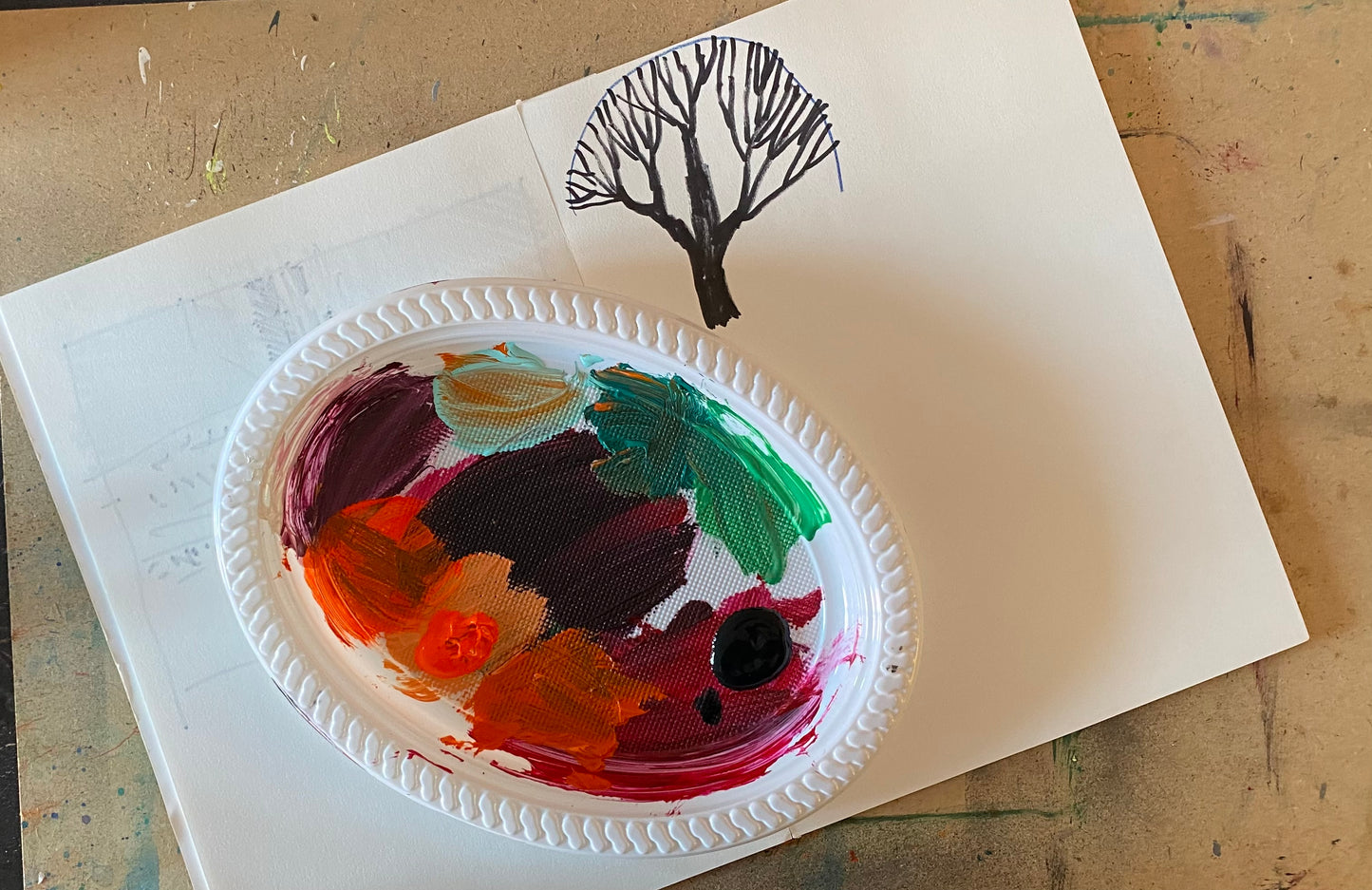 Черные деревья на красном поле. Абстракция